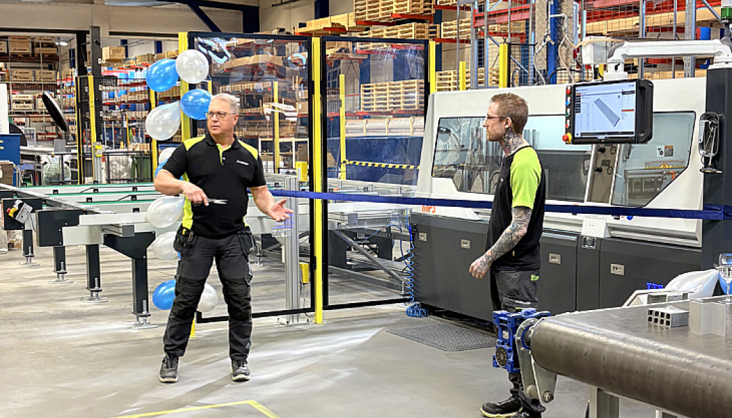 Från vänster: Krister Ståhlgren, lager- & produktionschef och Adam Hulthén, produktion, på Alutrade. Foto: Alutrade
