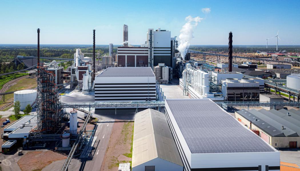 Södra Skogsägarna har publicerat en 3D-renderad skiss på hur den nya ligninfabriken kan komma att se ut på Södras kombinat i Mönsterås. Sedan lanseringen i juni 2024 har Södra Cell Mönsterås handlat upp merparten av maskinutrustningen och påbörjat markundersökning vid det planerade byggområdet.
Foto: Södra
