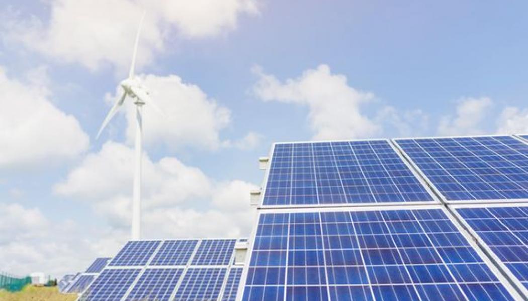 E.ON investerar över 16 miljarder kronor mellan år 2020 och 2023 för att göra den gröna energiomställningen möjlig. Men just nu är det svårt att hinna med. Hållbarhetsambitioner och rekordhöga elpriser har blåst upp intresset för att ansluta solkraft till elnätet till bristningsgränsen. Enskilda förfrågningar gäller anslutningar av solparker som motsvarar effekten av en medelstor stad. Foto: Christian Andersson, Apelöga