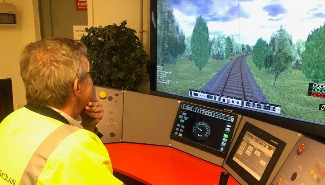 Utbildning i lokförarsimulator. ”Trafikverket bör få i uppdrag att fortsatt driva Järnvägscollege, och eventuellt sprida modellen till fler branscher”, skriver Trafikverket.
FOTO: Johan Lindahl/MYH
