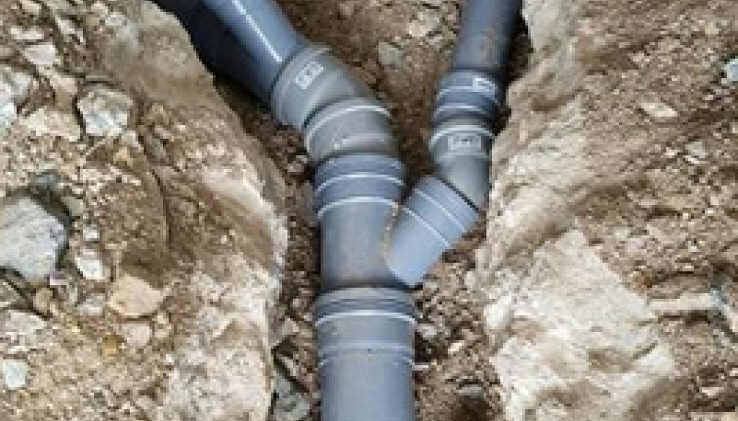 Stambyten blir aktuella i allt fler fastigheter när äldre avloppssystem når slutet av sin livslängd. Foto: Qenneth/Wikimedia Commons/https://commons.wikimedia.org/wiki/File:Sewerage_pipes.png