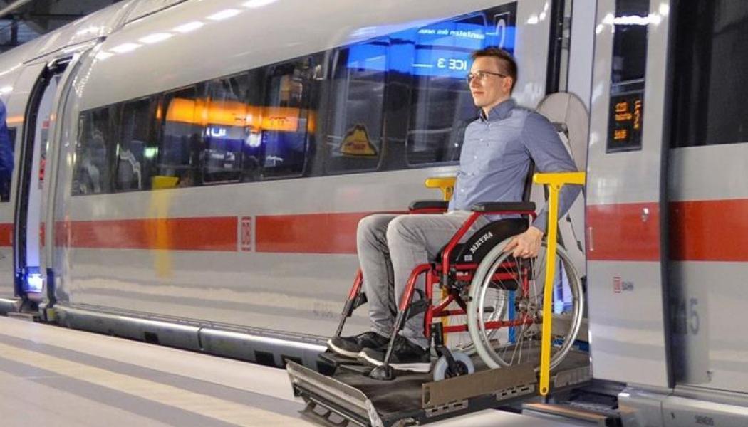 En rörlig ramp för resenärer med nedsatt funktionshinder som lämnar ett tyskt ICE-tåg. Foto: Företaget Palfinger