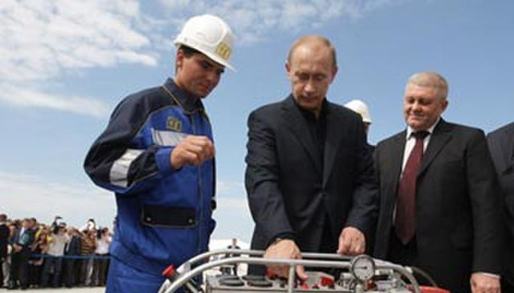 Vladimir Putin vid öppnandet av en pipe-line för naturgas. Sedan Tyskland beslutat att stänga ner all kärnkraft senast 2022, kommer gasen att bli alltmer betydelsefull, även för elektricitetsproduktion i Europa, som blir beroende av fluktationer i gaspriserna. Bilden är från en öppning av en pipe-line i östra Sibirien (Chabarovsk). 
Foto: Wikimedia Commons/Premier.gov.ru