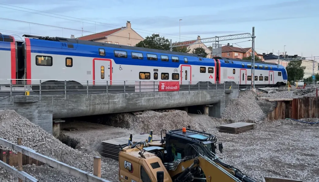 Första tåget passerar. Foto: Trafikverket/Charlii Enström