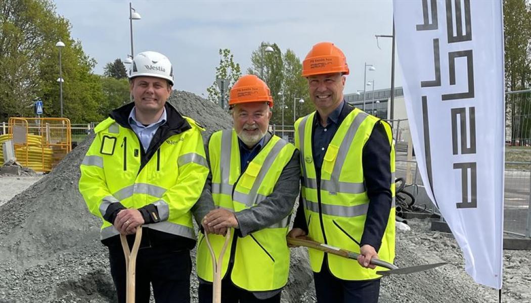 Från vänster: Christian Wivensson, projektchef på Vestia, Kristian Vramsten, kommunstyrelsens ordförande i Mölndals stad och Manne Aronsson, vd på Aspelin Ramm Fastigheter. Foto: Aspelin Ramm Fastigheter