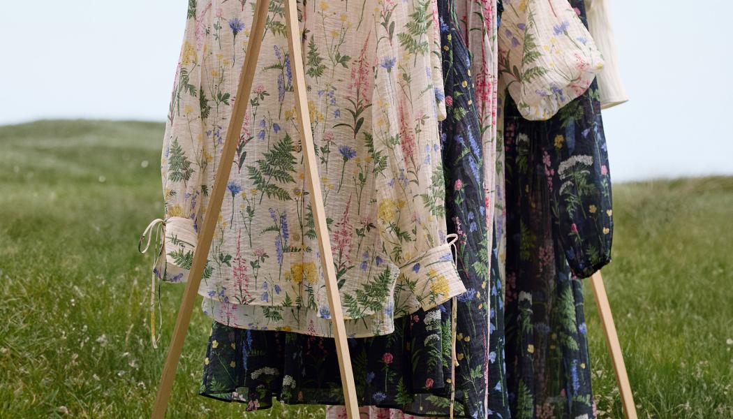 Kollektionen består av klänningar, toppar, byxor, shorts, kjolar, blusar och accessoarer med unika handritade blomstermönster. Foto: Södra