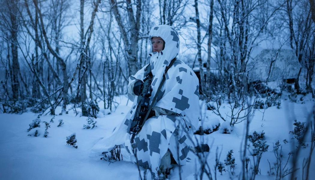 Syftet med ponchon är att försvåra att soldaten som bär den ska upptäckas av termiska sensorer, eller UV-sensorer för den arktiska versionen. Foto: Saab