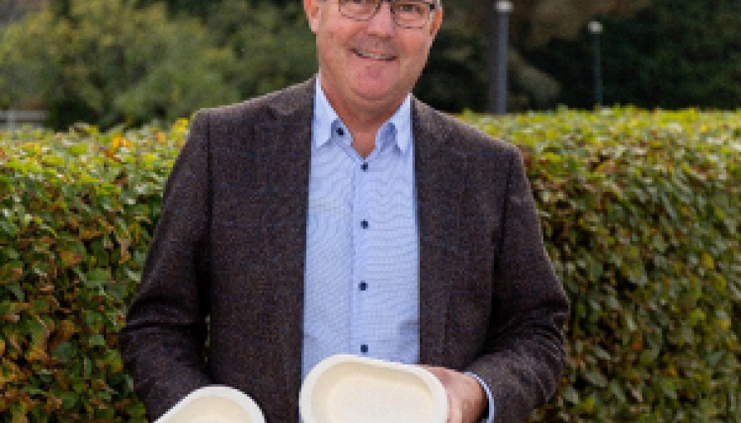 AndersWretman, Dafgårds produktchef för förpackningar, med formpressade förpackningstråg från Rottneros.