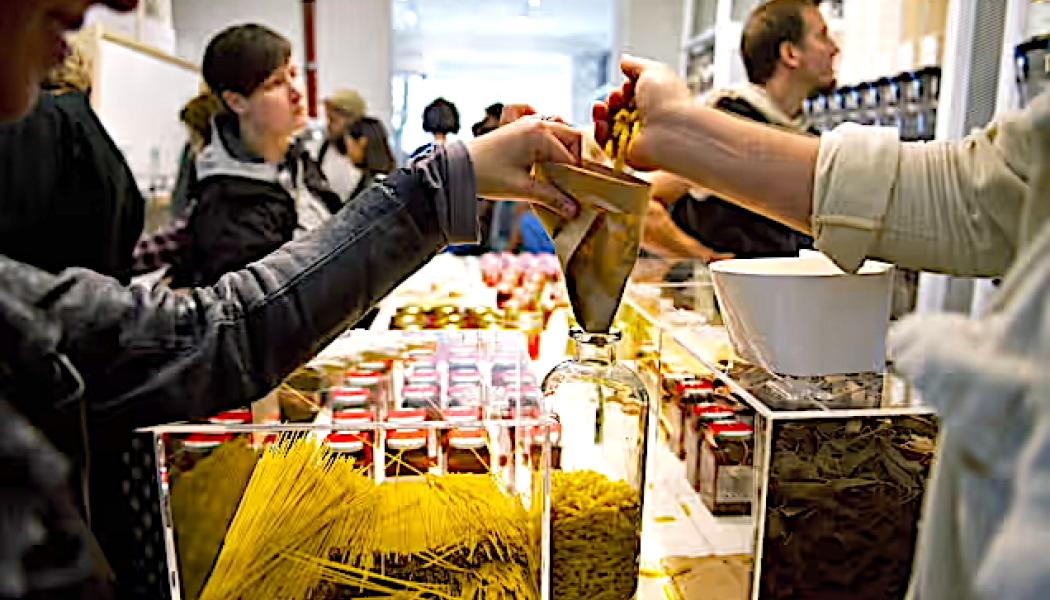 I Berlinbutiken Original Unverpackt kan kunder köpa livsmedel i egna burkar eller flaskor. Foto: AOP