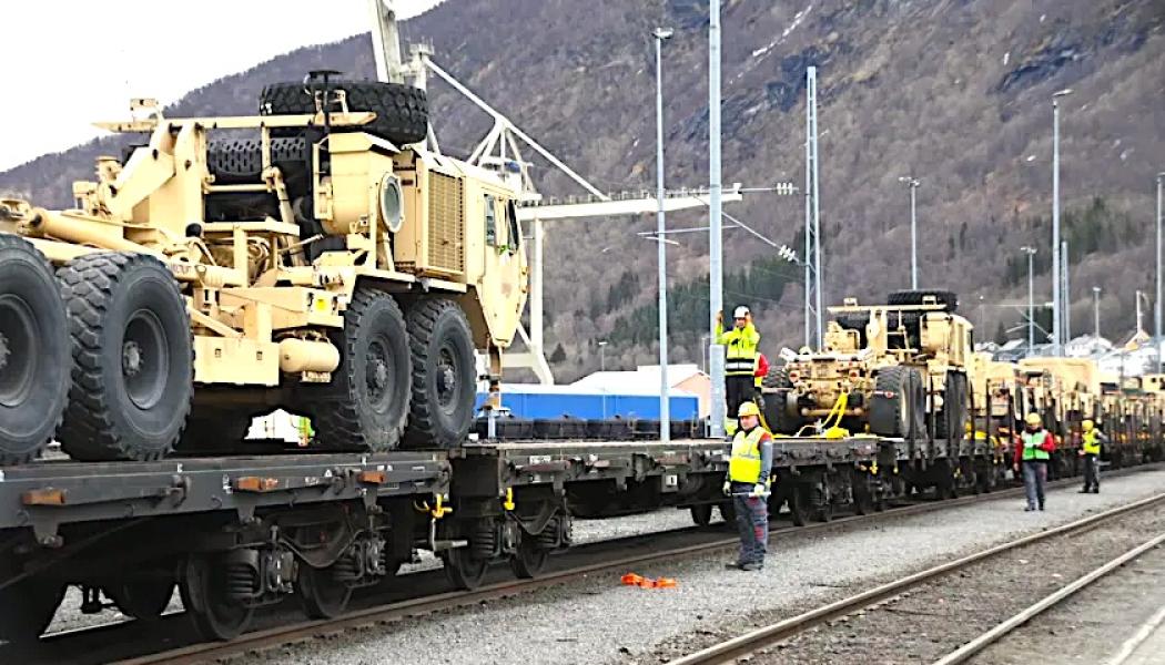 Amerikanskt militärmateriel har lastats på järnvägsvagnar vid Narviks station. Den transporterades med Ofotbanen till Sverige under Natoövningen Immediate Response i april i år. Foto: Marianne Henriksen, Bane NOR