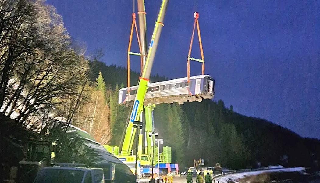 Nyligen lyftes den första av de kvarvarande vagnarna bort från olycksplatsen. Den exakta tidtabellen för lyftverksamheten är osäker.
Foto: Bane NOR
