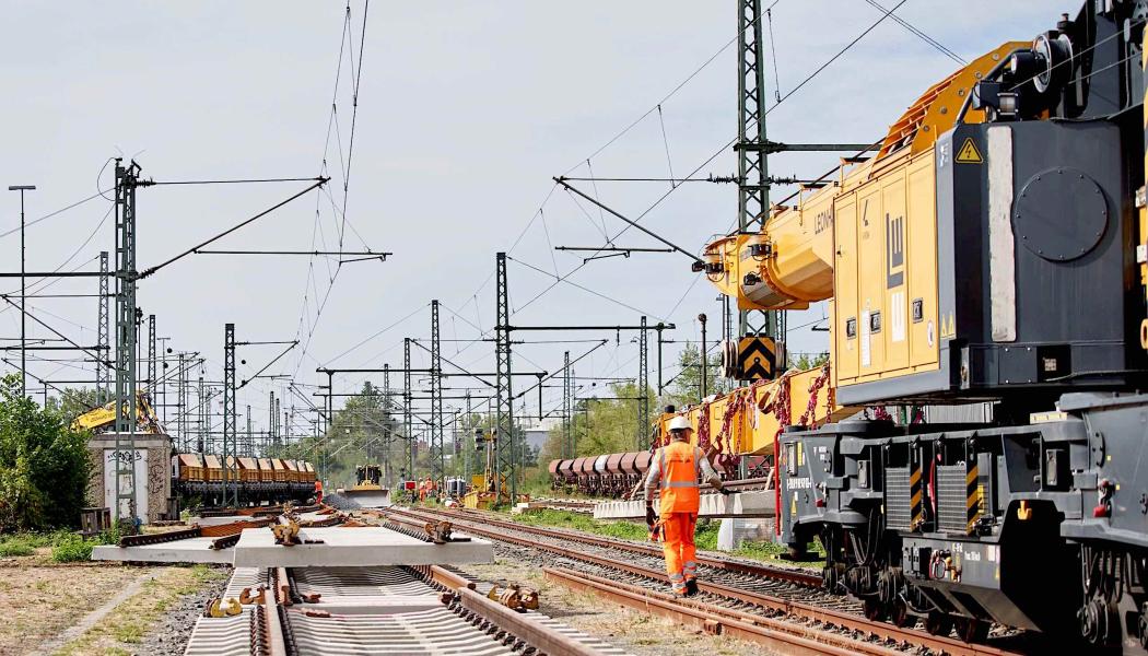 Godstågsoperatörerna uppmanar DB, den federala regeringen och delstaten Niedersachsen att anpassa sina planer för att möta järnvägsbranschens behov och stödja transportomställningen. Denna uppmaning understryker vikten av att snabbt och effektivt genomföra renoveringen av det tyska järnvägsnätet för att säkra dess framtid och bidra till klimatmålen. Foto: Deutsche Bahn