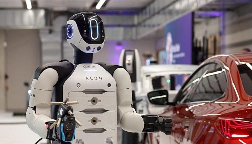 BMW testar humanoidrobotar i fabriken i Leipzig. Foto. BMW