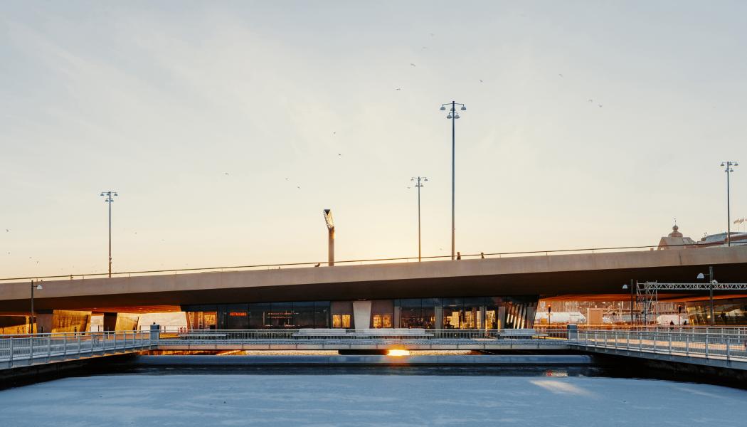 Exteriörvy under Guldbron, sett från Vattentorget. 