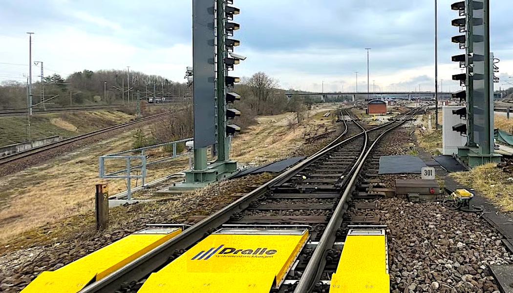 Installationen i München beskrivs som ett proof-of-concept inom DB Cargos bredare digitaliseringsarbete. Om tekniken visar sig fungera i praktiken kan den på sikt införas på fler rangerbangårdar, men några beslut om storskalig utrullning är ännu inte fattade. Foto: Deutsche Bahn AG