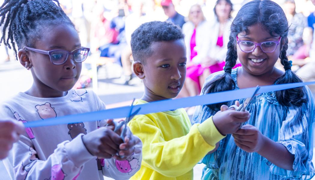 Eleverna Eliane-Gracia Mebune (1B), Markon Temuni (1B), Serene George (2A) klipper bandet för att öppna IES Liljeholmen. Pressbild: Internationella Engelska skolan