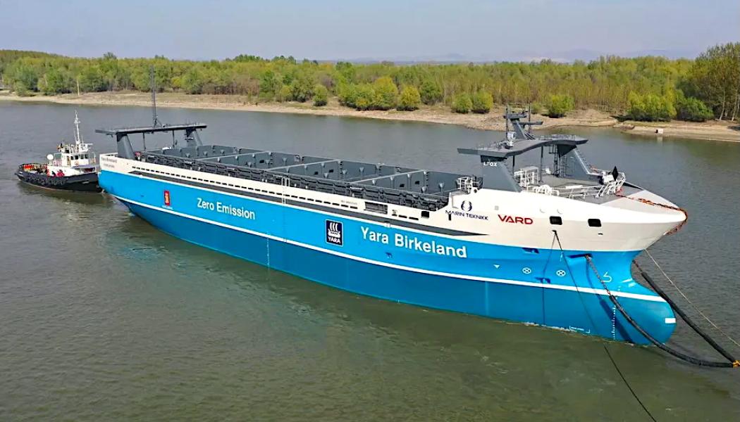 Yara Birkeland är ett helelektriskt och delvis autonomt fraktfartyg som transporterar mineralgödsel mellan fabrik och hamn i Norge. Foto: YARA