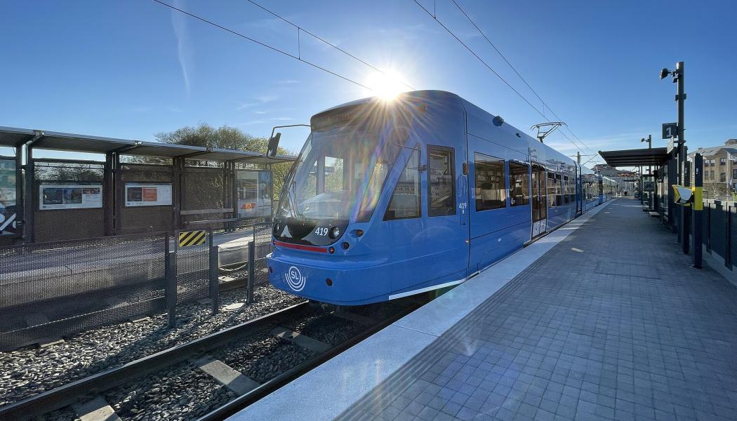 Modellen A32, som är något större än de ordinarie vagnarna, sätts nu in i trafiken. Foto: Qpwoeizmxnr/Wikimedia Commons/https://commons.wikimedia.org/wiki/File:A32_sp%C3%A5rvagn_2023_06.jpg