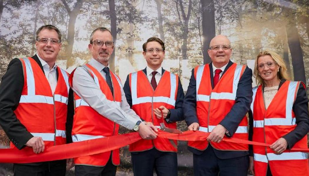 På bilden: Peter Lindelöv, Global Operations Manager, BU Heating Systems Kanthal, Scott Lawson, Production Unit Manager, Perth Kanthal, Robert Stål, President Kanthal, Simon Lile, President of Business Unit Heating Systems, Kanthal och Yvonne Edenholm, Press and Media Relations Manager, Kanthal och Alleima Foto: Fraser Band