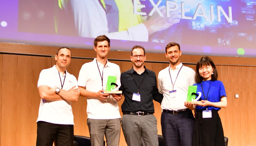  Representanter från ABB och ITEA tillsammans med ITEA Award of Excellence 2025 i kategorin Innovation. Foto: ITEA