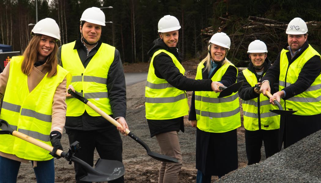 Fotograf: Teodor Naess

Bild 2 fr. vänster

Ola Skogö, VD, Adapteo Sverige

Victor Ertzgaard Segerström, Head of Asset Management, LogiDev 

Johanna Persson, President & CEO, Adapteo Group

Pavlos Cavelier Bizas, ordförande arbetsmarknadsnämnden, Uppsala Kommun

Malin Lundberg, Site manager, Adapteo Sverige

Raimo Joss, arkitekt SAR/MSA, partner White arkitekter