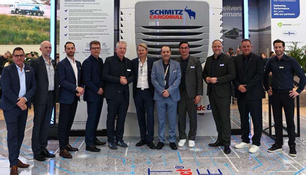 Representanter från AddSecure och Schmitz Cargobull firar sitt fördjupade partnerskap för att driva utvecklingen av uppkopplade transportlösningar i hela Europa. Foto: AddSecure