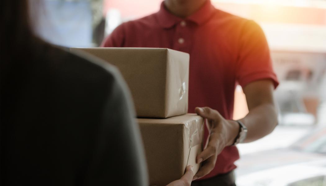 Andelen paket som levererades till ett utlämningsställe stod för 42 procent av leveranserna, medan hemleverans också utgjorde 42 procent och paketskåp 16 procent. Foto: AdobeStock/Descartes