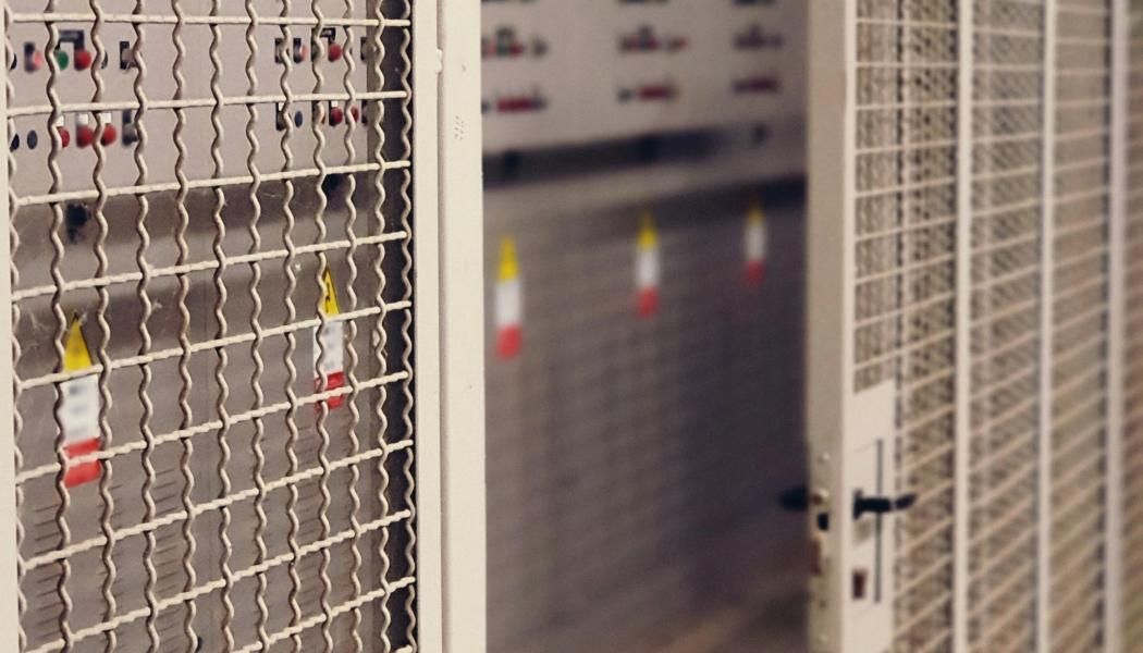 Ett låst teknikutrymme. Foto: graziano lombardi / unsplash