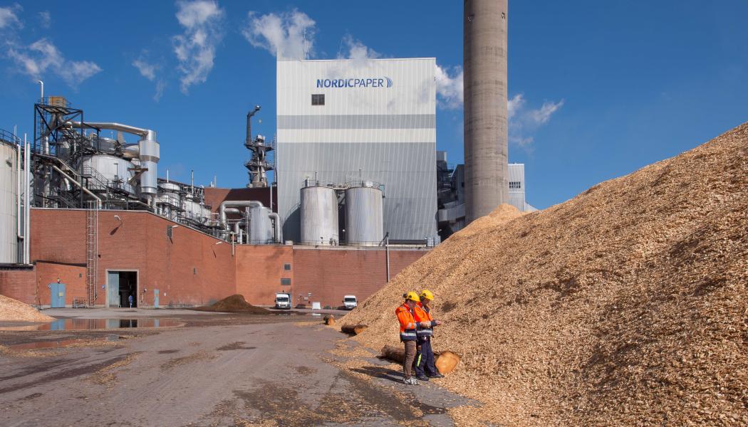 I slutet av 2023 beslutade skandinaviska papper- och massatillverkaren Nordic Paper, ledande inom specialpapper, om nyinvesteringar i sin anläggning i värmländska Bäckhammar. AFRY tilldelades uppdraget som ingenjörspartner och ska bidra med projektering av ny vedhantering och nytt elektrofilter med tjänster inom process, mekanik, rör, el, instrument och automation.
Foto: AFRY
