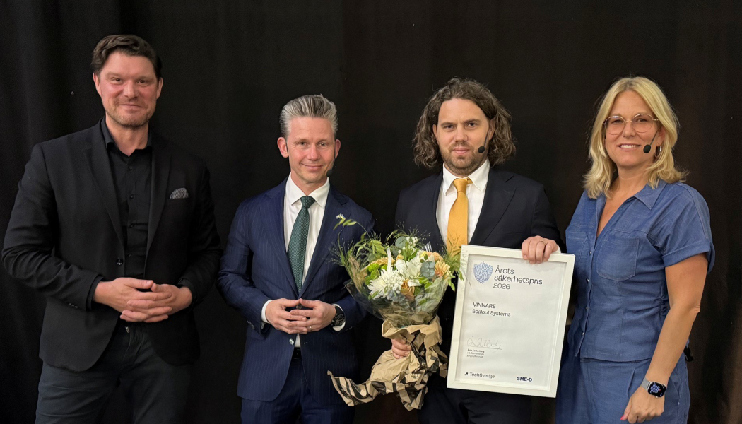 Årets säkerhetspris delades ut under Stockholm Tech Show på Kistamässan i Stockholm av försvarsminister Pål Jonson tillsammans med John Billow, chef för Nationellt cybersäkerhetscenter och Åsa Zetterberg, vd på TechSverige. Foto: TechSverige