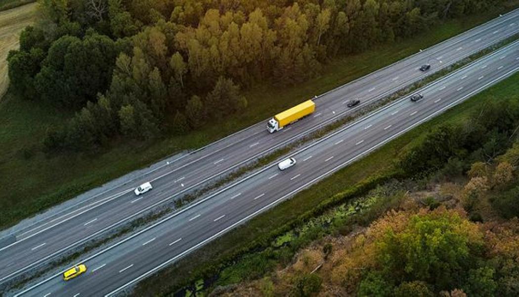 Genom data från fordon och digital kartläggning ska vägskador upptäckas snabbare och underhållet effektiviseras. Bild: Trafikverket