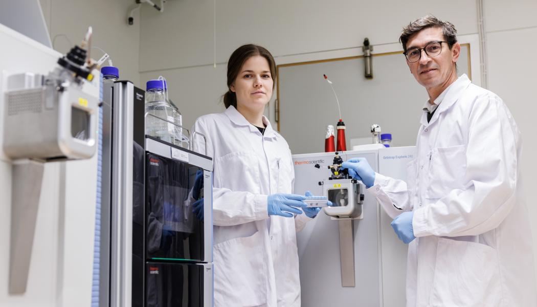 Aina Vaivade och Kim Kultima har undersökt halterna av vanliga miljöföroreningar i blod hos personer med MS med hjälp av en masspektrometer (bilden). Foto: Tobias Sterner/Uppsala universitet