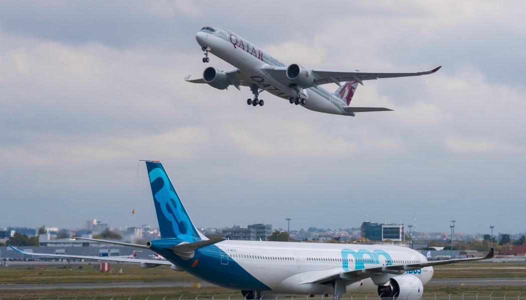 Inom flyget är det idag tillåtet att flyga med 50 % biobränsle i tankarna för kommersiellt flyg. Militärflyg som följer andra regler har redan använt 100% biobränsle vid flygningar. Bilden visar A330neo och ett plan från Qatar Airways Airbus A350-900 vid flygplatsen Toulouse-Blagnac. Foto: Wikipedia Common, kredit: Alex Cheban 