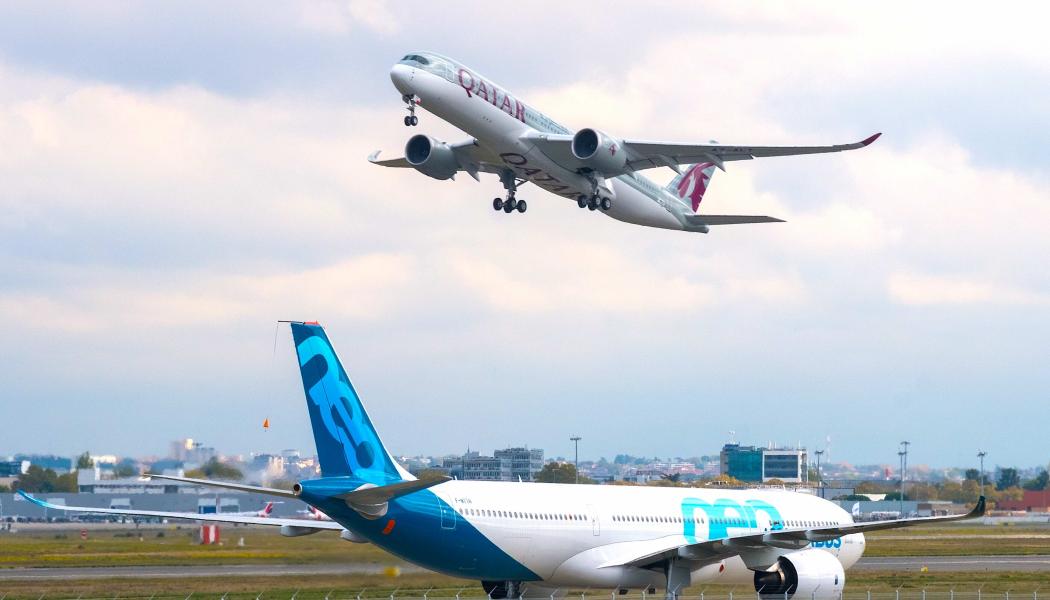En Airbus A330neo och en Airbus A350-900 från Qatar Airways på flygplatsen Toulouse-Blagnac Airport. Foto: Wikipedia Common Lic. Kredit: Alex Cheban 