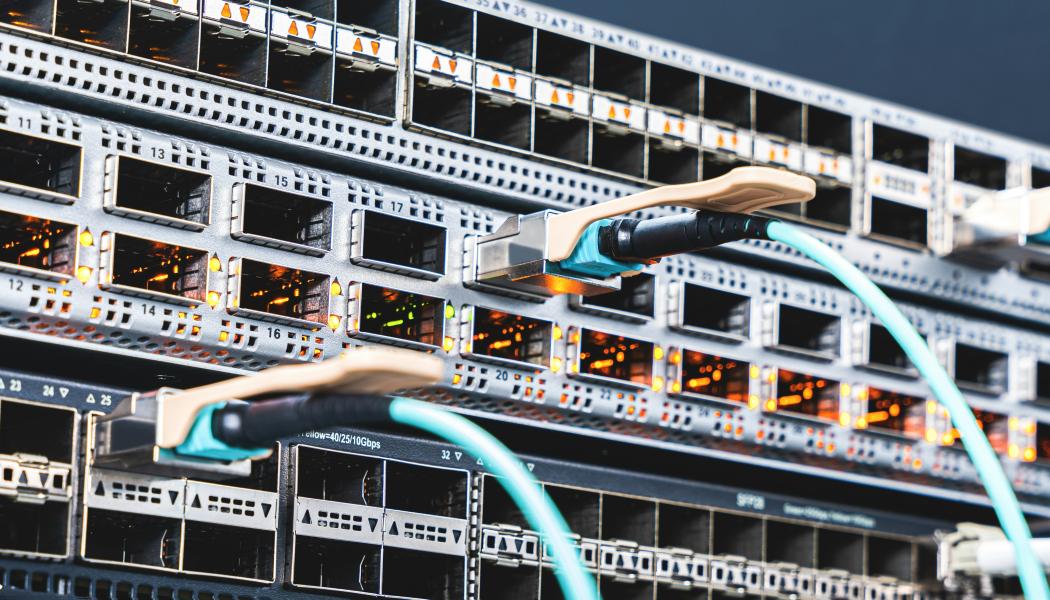 Servrar i datacenter kopplade för högkapacitetsnätverk. Foto: T/unsplash