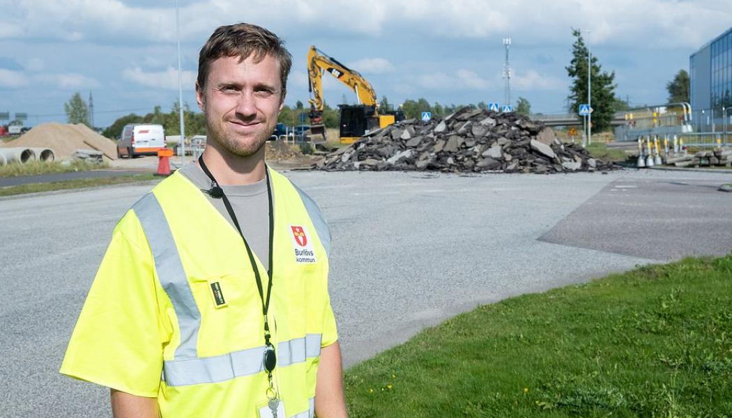 Albin Carlsson, trafikingenjör i Burlövs kommun, startade ett AI-projekt för att analysera skicket på vägarna i kommunen. Foto: Burlövs kommun