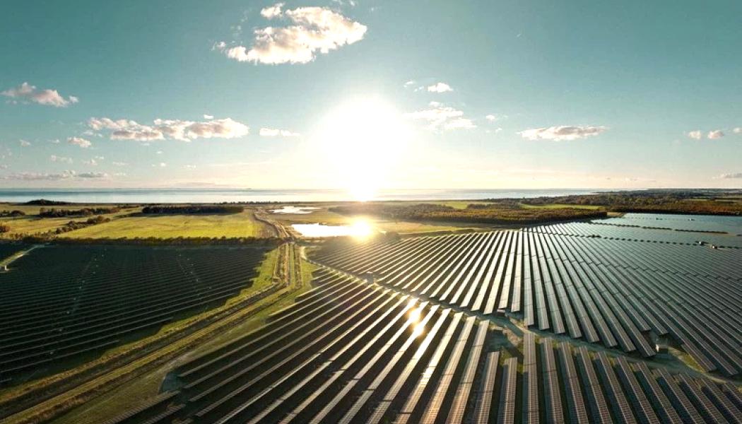 Sol- och batterianläggning i Danmark där Alight och GreenGo Energy samarbetar. Foto: Alight