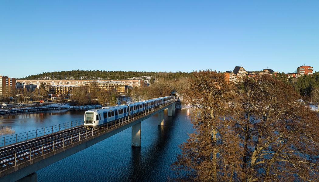 Tågen lastas på järnväg i Tyskland, och resan kräver noggrann planering för att säkerställa att alla delar av kedjan fungerar sömlöst – från fabriken till slutdestinationen i Stockholm. Foto: Alstom