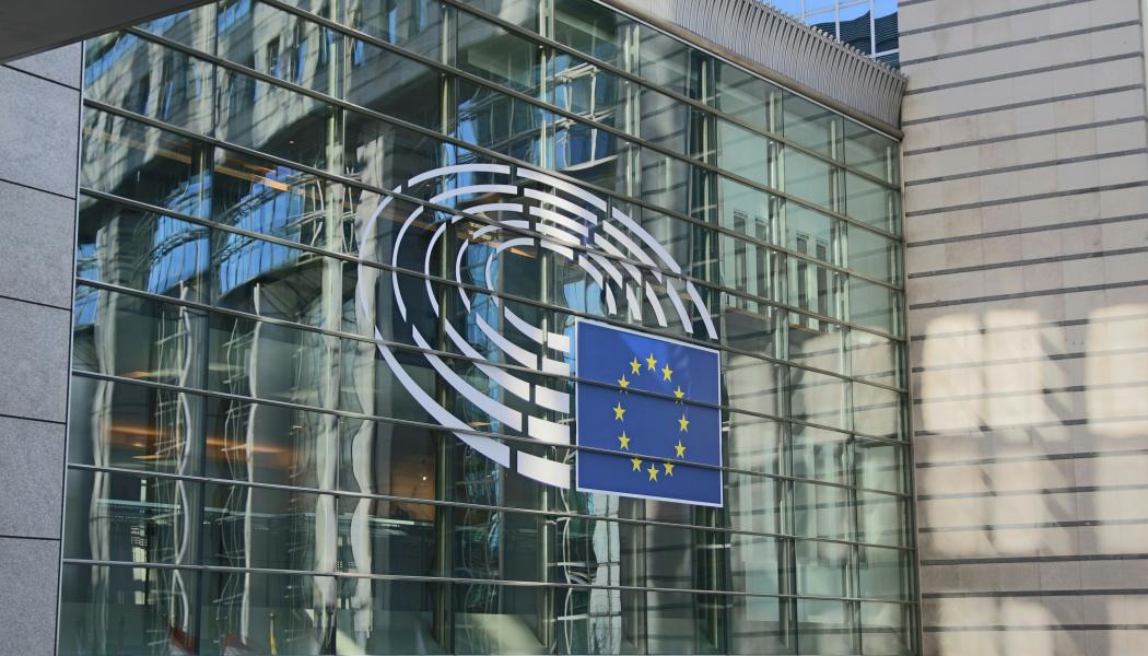 Detalj av fasaden på Europaparlamentets byggnad Foto: Guillaume Périgois/Unsplash