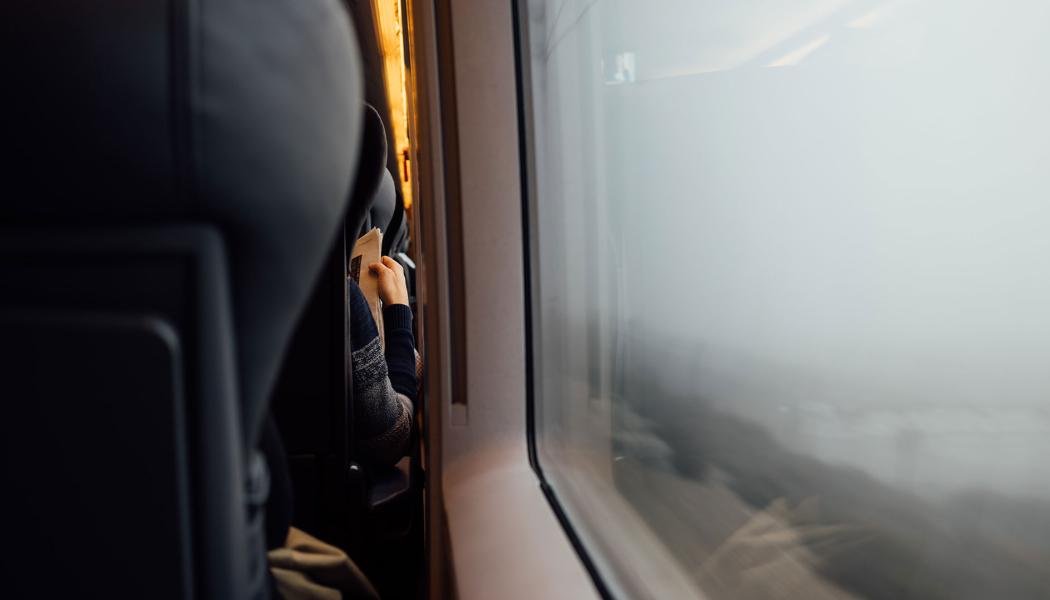 Gamla tåg utan AC, servering eller fräscha toaletter skulle snart ersättas – men enligt Värnamo Nyheter blir de kvar i flera år på sträckan via Värnamo, Gnosjö och Hestra. Foto: ana martin/unsplash