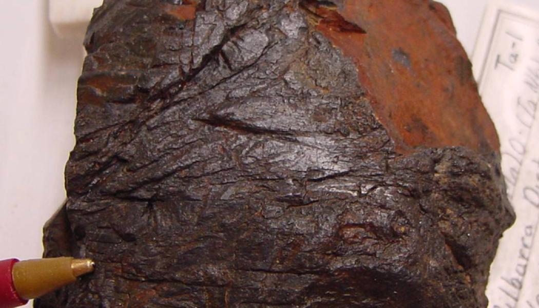 Coltan är en förkortning av columbit-tantalit som är blandningen av de två närbesläktade mineralerna columbit och tantalit. Ur coltan utvinns sedan tantal som används brett i många elektroniska apparater, inte minst smarta telefoner. Foto: Andrew Silver/Wikimedia Commons