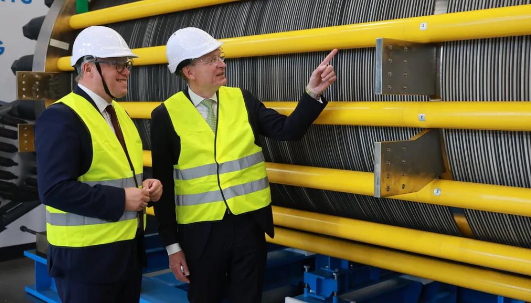 Andritz vd Joachim Schönbeck, till höger, visar en av de nya elektrolysörstackarna för Mario Voigt, regeringschef i delstaten Thüringen där fabriken i Erfurt är belägen. Foto: Andritz
