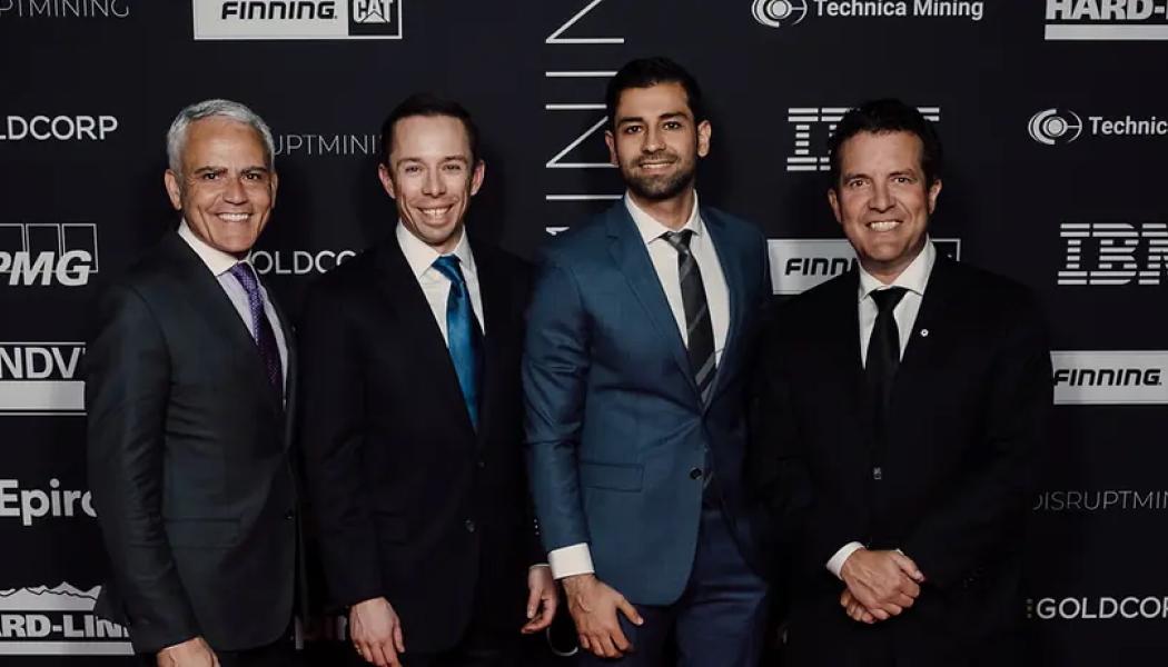 ANDRITZ prisas för AI-styrsystem i internationell gruvtävling. Andritz -team från vänster: David Garofalo, vd Goldcorp, Arthur Gooch, innovationschef ANDRITZ, Sohail Nazari, ansvarig för digital transformation vid ANDRITZ, samt konferencier Rick Mercer. Foto: Andritz Ag