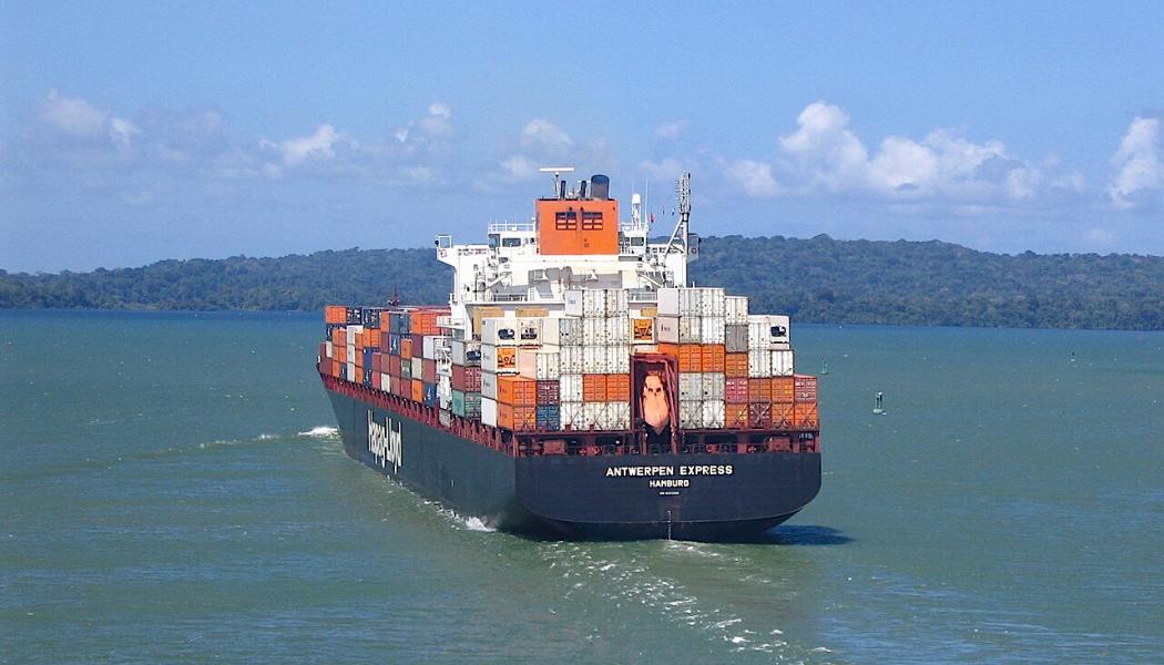 Containerfartyget Antwerpen Express på väg till nästa sluss. Låga vattennivåer i Gatúnsjön har tvingat Panamakanalen att minska antalet dagliga slussningar. Foto: Wikipedia Commons, Kredit: Jean-Philippe Boulet