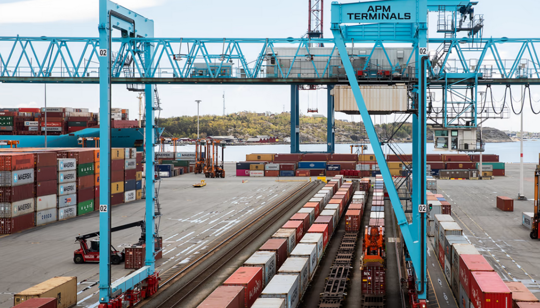 Till APM Terminals Gothenburg kommer 55 procent av godset via järnvägen för att lastas direkt på oceangående fartyg till världsmarknaden. Foto: APM Terminals Gothenburg