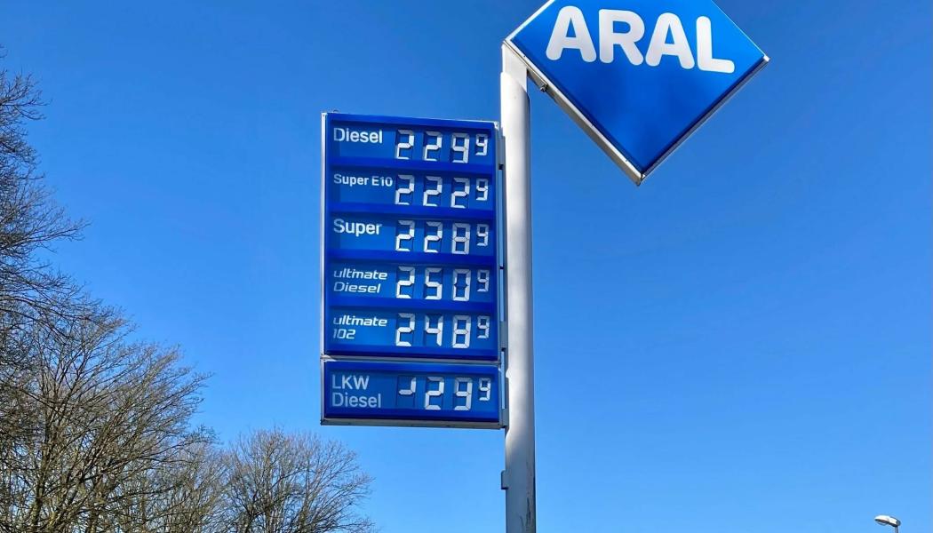 Prisdisplay vid en bensinstation i Tyskland. De stigande bränslepriserna pressar både hushåll och transportföretag. Foto: ARAL-BR.