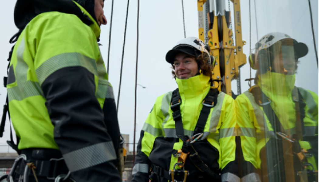 Två personer med gula skyddsjackor och personlig fallskyddsutrustning arbetar på höjd vid en byggnad.
– Våra inspektörers samlade bild är att arbetsgivare ofta har valt personlig fallskyddsutrustning, trots att fasta fallskyddsanordningar hade varit ett möjligt och säkrare val, säger Denisa Samuelsson på Arbetsmiljöverket.