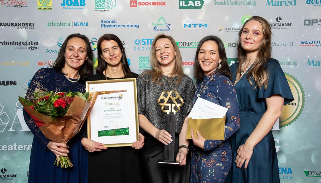 Stockholm Vatten och Avfall kammar hem priset som årets återvinningscentral på Återvinningsgalan. Från vänster: Jarina Edlund, Johanna Leuf, Sylwia Romanowska, Karin Sundin, Frida Wallin. Foto: Stockholm Vatten och Avfall
