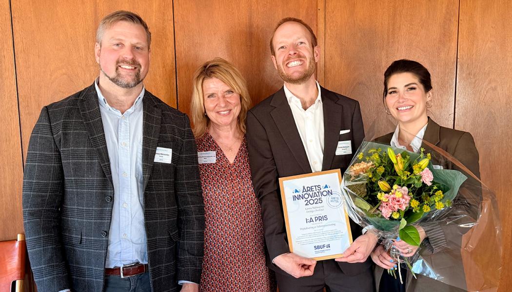 Eningo och Svevia vinner SBUFs utmärkelse Årets innovation. Från vänster: Andreas Bäckström, verksamhetsutvecklare, Svevia, Anneli Kouthoofd, vd SBUF, Gösta Malmqvist, vd Eningo, Jacqueline Wettergren, marknadschef Eningo. Foto: Svevia