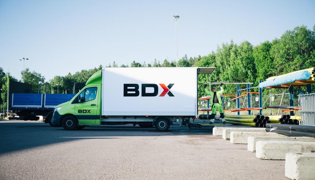 De fem tilltalade åtalas för sammanlagt fem fall av grova penningtvättsbrott, sex fall av grova bokföringsbrott, ett fall av grovt givande av muta, ett fall av grovt tagande av muta, ett fall av medhjälp till grovt tagande av muta samt ett fall av grov trolöshet mot huvudman. Pressbild: BDX